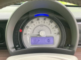 速度計と液晶表示がひとまとまりになり、運転に必要な情報を確認しやすい配置です。表示が見やすく、走行中も視線移動を抑えながら車両情報を把握できるのが便利です。