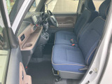 前席まわりは座面の色合いが落ち着いており、ゆったりと座れる雰囲気です。運転席から前方を見渡しやすく、助手席の方も過ごしやすい室内。足元や座席まわりも見通しよく、日常の移動に使いやすい空間です。