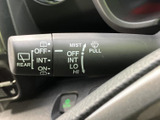 雨天時でもクリアな視界を確保するワイパーレバー。操作も簡単で、安全な運転をサポートします。悪天候時でも安心です。