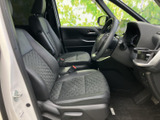 運転席からの眺めは良好で、運転に集中できます。座り心地の良いシートで、長距離運転も快適です。シンプルながらも機能的な空間です。