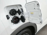 右リヤフェンダー部分に、普通充電ポートと急速充電ポートがございます。※普通充電の際には、別途、充電ケーブルが必要になります。