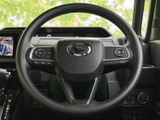 握りやすい形状で、快適な運転操作を可能に。オーディオやハンズフリー通話のスイッチも配置され、運転中でも便利に操作できます。