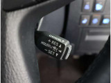 アダプティブクルーズコントロール機能付きです。走行中に先行車の様子を検知しながら、設定した車速の範囲内で先行車との距離のキープを支援します。詳細は販売店スタッフまでおたずねください。