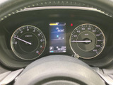 速度やエンジン回転数などの情報がメーターにまとまり、運転中も必要な表示を確認しやすい配置です。中央のディスプレイにも情報が表示され、車両の状況を把握するのに便利です。