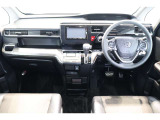 操作性に優れた運転席となります!小物入れや各ボタンの配置にこだわり、使いやすいです!座り心地もよく視認性も良好なのでロングドライブもお任せ下さい!