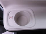 公式装備として保温機能付きカップホルダーが搭載されています。ドライブ中いつでも温かい飲み物を飲むことができる優れもの♪