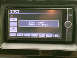 ラジオやCD/DVD、SD、テレビなどの選択肢が画面に並び、聴きたい音源に合わせて切り替えられます。接続状況や音質設定も画面上で確認でき、日常使いに便利です。
