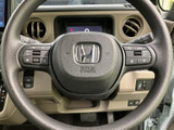 握りやすいステアリングで、運転操作をサポート。操作性にも優れ、スムーズなドライビングを実現します。手に馴染む設計です。