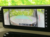 後方の状況をリアルタイムで確認でき、安全な後退をサポートします。駐車が苦手な方にも安心です。