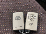 スマートキーをポケットやバッグに携帯していれば、キーを取り出すことなくドアハンドルを握り解錠、ドアハンドルのセンサーに触れるだけで施錠できます。