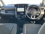 画面やオーディオ操作部が運転席から確認しやすい位置にまとまり、必要な情報へ目を向けやすい配置です。手元に集約されているため、日々の移動でも使い勝手に配慮されています。