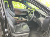 運転席まわりは視界が広く、メーターやセンターディスプレイにも目を向けやすいレイアウト。シートに腰掛けた際の落ち着きもあり、日々の移動を快適に支えます。