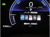 アダプティブクルーズコントロール機能付きです。走行中に先行車の様子を検知しながら、設定した車速の範囲内で先行車との距離のキープを支援します。詳細は販売店スタッフまでおたずねください。