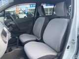 前席は明るい色合いでまとめられ、座面と背もたれがすっきりとした印象です。運転席から前方を見渡しやすく、助手席との距離感も自然で、日々の移動を落ち着いて楽しめます。