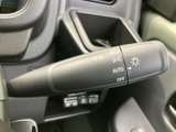 レバーには操作位置が文字と記号で表示され、必要な機能を目で確認しやすい仕様です。運転席から手の届きやすい位置にあり、日常の運転で扱いやすさを支えます。