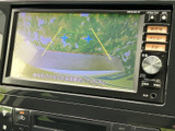 後方の様子を画面で確認でき、駐車時や狭い場所での後退をサポートします。ガイドラインも表示されますので、周囲を直接確認しながら車庫入れの目安としてご活用ください。