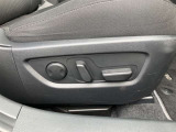 運転席10Wayパワーシート 電動で前後スライド、シート全体と前端高さ、背もたれ角度、ランバーサポートの調整ができます。 シートポジション(ランバーサポートを除く)メモリー機能も備えています。