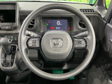 インテリアに合わせたデザインのステアリングは、運転される方のことも考え、運転しやすい形状、大きさです。是非一度、実際に触ってお確かめください。