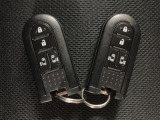電子カードキーを携帯していれば、ドアハンドルやバックドアのリクエストスイッチを押すだけでドアの施錠・解錠が出来ます♪もちろん 遠隔操作も可能です!盗難防止のイモビライザー機能装備ですよ ☆