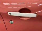 【リクエストスイッチ】スマートキーをポケットやカバンに入れた状態でドアの施錠、開錠ができます。