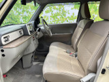 運転しやすいシンプルなドライバーシート。視界も広く、安全運転をサポートします。