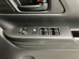【運転席ドアスイッチ回り】パワーウィンドー[ロック機構]・電動格納式リモコンドアミラースイッチがまとまっているので操作しやすいです。