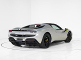 Nero Daytona(ブラックメタリック)の縁取りとサイドストライプに、Giallo Modena(イエロー)のセンターストライプがボディを貫き、唯一無二のオーラを放ちます。