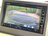 【バックカメラ】駐車時に後方がリアルタイム映像で確認できます。大型商業施設や立体駐車場での駐車時や、夜間のバック時に大活躍!運転スキルに関わらず、今や必須となった装備のひとつです!