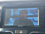 停車中にテレビや映像を楽しめる画面を備え、待ち時間の過ごし方にも便利です。表示が見やすく、車内でのひとときをゆったりとお過ごしいただけます。