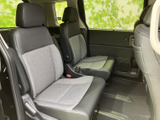 2列目には独立したシートが並び、それぞれの乗員が落ち着いて過ごせる空間です。足元にも余裕が感じられ、移動中もゆったりと座っていただけます。