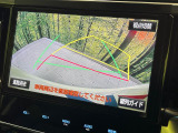 【バックカメラ】駐車時に後方がリアルタイム映像で確認できます。大型商業施設や立体駐車場での駐車時や、夜間のバック時に大活躍!運転スキルに関わらず、今や必須となった装備のひとつです!