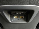 充電用USB端子付き。スマートフォンなどの充電に便利です。