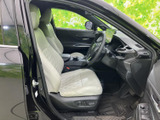 明るい色合いのシートが室内を開放的に感じさせ、運転席まわりも見渡しやすい配置です。座面や背もたれにゆとりがあり、毎日の移動を落ち着いて過ごせます。