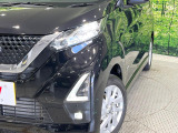 【LEDヘッドライト】悪天候や夜間走行時も良好な視界を確保し安心して運転できる高輝度LEDヘッドライトを装備!点灯速度が早く、消費電力も抑えられています。
