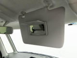 運転席、助手席のサンバイザーの裏にはバニティミラーが装備、身だしなみに役立ちます。