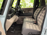 シンプルで機能的なデザインの室内。運転に必要な情報が視認しやすく、操作も簡単に行えます。快適な運転環境を追求しました。