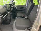 前席にはゆったり座れるシートが並び、運転席から前方を見渡しやすい室内です。足元も広く、乗り降りのしやすさに配慮された開口部で、毎日の通勤や送迎にも使いやすい空間です。