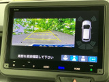 後方の映像と車両周囲の表示を画面で確認でき、駐車時の周囲確認をサポートします。モニター上のガイド表示もあり、限られたスペースでの駐車や切り返しに役立つ装備です。
