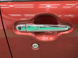 【リクエストスイッチ】スマートキーをポケットやカバンに入れた状態でドアの施錠、開錠ができます。