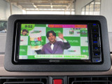 テレビ番組が表示されるモニターを備えています。停車中の待ち時間に映像を楽しめるので、休憩中などにも活用しやすい装備です。運転中の視聴はお控えください。