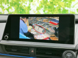 停車中にテレビ番組などの映像を楽しめる画面を備えています。見やすい大きさで、休憩時間や待ち合わせの合間も車内で過ごす時間を快適に演出します。