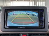 画面には後方の映像とガイドラインが表示され、駐車時の後方確認をサポートします。画面表示を活用しながら、周囲の安全にも配慮して駐車できます。