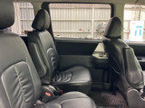 2列目はゆったりとしたシートが並び、隣の方と一緒に落ち着いて過ごせる空間です。窓からの視界も確保され、乗り降りの際にも室内の広がりを感じられます。