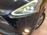 【LEDヘッドライト】悪天候や夜間走行時も良好な視界を確保し安心して運転できる高輝度LEDヘッドライトを装備!点灯速度が早く、消費電力も抑えられています。