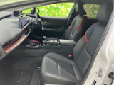 前席はゆとりを感じさせるシート形状で、運転席から助手席まで落ち着いた雰囲気です。赤いアクセントが室内に彩りを添え、乗るたびに心地よく過ごせます。