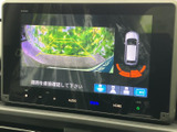 後方の映像に加えて車両周囲の表示も確認でき、駐車時の状況把握に役立ちます。画面上の案内を参考にしながら、目視でも周囲を確認してゆっくり駐車できる便利な装備です。