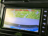 後方の様子をモニターで確認でき、駐車時の周囲確認をサポートします。画面の表示を参考にしながら、目視もあわせて安全に後退操作を行えます。