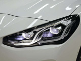 LEDヘッドライトは先進のLEDテクノロジーを採用。照射される白色光の周波性は太陽に近くバイキセノンヘッドライトを上回るコントラストでさらに明るく輝きます。
