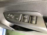 【窓操作部分】運転席のスイッチでは、すべてのウィンドーの開閉操作を行うことができます。