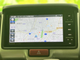 見やすい地図画面で、目的地への道案内をスムーズに行えます。周辺情報も確認でき、長距離ドライブも安心です。